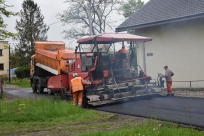 Układanie pierwszej warstwy asfaltu na ul. Stalmacha w Bażanowicach, fot. T. Lenkiewicz